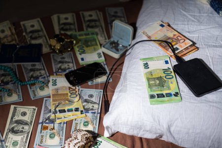 Foto de Dinero de la droga, drogas y dinero detectado e incautado por la policía. Foto de alta calidad - Imagen libre de derechos