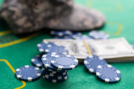 Foto de Poker jugando fichas con billetes de tarjeta y dólar en una mesa verde del casino. Juego en línea. Texas. Foto de alta calidad - Imagen libre de derechos