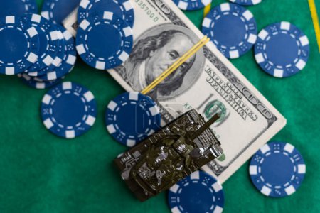 Foto de Combinación de poker con fichas jugando a las cartas y ganar dólares en la mesa del casino. apostando. Foto de alta calidad - Imagen libre de derechos