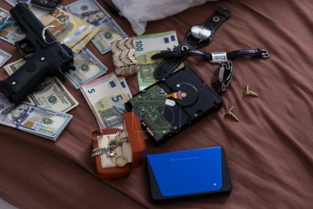 Photo for Evidence bag next to dollar banknotes in a crime investigation unit, concept image. High quality photo - Royalty Free Image