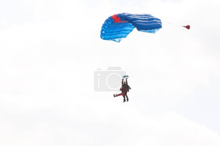 Téléchargez les photos : Le parachutisme. Un saut en tandem. Une aventure incroyable dans le ciel - en image libre de droit