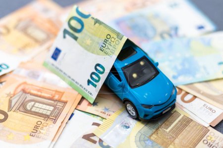 Modellauto auf Banknoten, Symbolfoto für Autokauf, Finanzierung und Kosten. Hochwertiges Foto