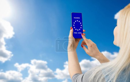 Téléchargez les photos : Itinérance Zone Euro Libre. Un téléphone intelligent. drapeau de l'Union européenne - en image libre de droit