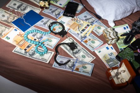 Photo for Evidence bag next to dollar banknotes in a crime investigation unit, concept image. High quality photo - Royalty Free Image