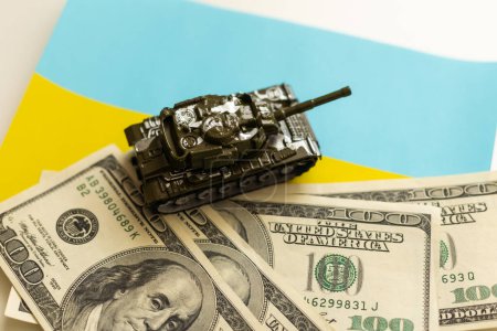 Ein Militärpanzer auf dem Hintergrund der amerikanischen Flagge, amerikanische Dollarscheine. Konzept: Militär- und Finanzhilfe für die Ukraine, hohe Rüstungskosten, Waffenlieferungen aus Amerika. Hochwertiges Foto