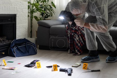 Téléchargez les photos : Enquête sur les lieux du crime - collecte de traces d'odeurs par un technicien. Photo de haute qualité - en image libre de droit