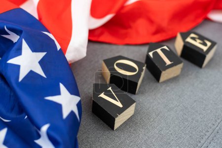 Foto de Bandera de Estados Unidos y Cubos de madera para VOTE en 2024. Foto de alta calidad - Imagen libre de derechos