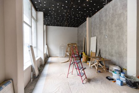 Innenraum der Wohnung mit Materialien während der Renovierung und Konstruktion, Umbau Wand aus Gipskartonplatten oder Trockenbau. Hochwertiges Foto