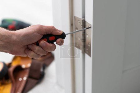 Foto de Cerrajero instalar la cerradura de la puerta en la casa. Foto de alta calidad - Imagen libre de derechos