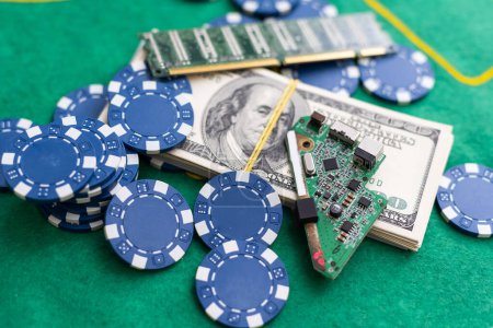 Foto de Poker jugando fichas con billetes de tarjeta y dólar en una mesa verde del casino. Juego en línea. Texas. Foto de alta calidad - Imagen libre de derechos