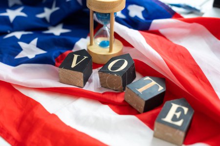 Foto de Elecciones presidenciales de Estados Unidos en 2024. Cubos de madera con texto VOTE y 2024 sobre el fondo de la bandera estadounidense. Política y voto conceptual. Foto de alta calidad - Imagen libre de derechos