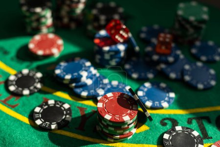 Téléchargez les photos : Puces de jeu de casino sur la table verte. Tout ça pour le jeu. Poker. Photo de haute qualité - en image libre de droit