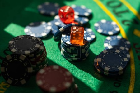 Téléchargez les photos : Puces de jeu de casino sur la table verte. Tout ça pour le jeu. Poker. Photo de haute qualité - en image libre de droit
