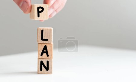 Foto de Concepto del plan. Mano sosteniendo un bloque de madera con texto en la mesa. Copiar espacio. Foto de alta calidad - Imagen libre de derechos