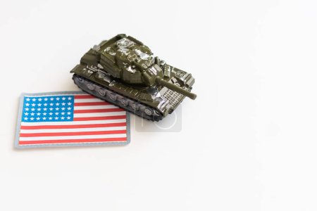 Téléchargez les photos : Réservoir de jouets avec drapeau des États-Unis sur fond blanc. Photo de haute qualité - en image libre de droit