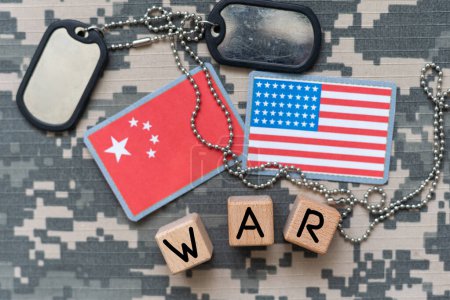 Téléchargez les photos : Réservoirs de jouets avec le drapeau des États-Unis et de la Chine sur un fond vert. Un conflit militaire. Photo de haute qualité - en image libre de droit