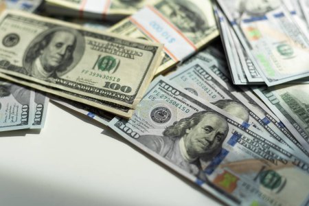 Foto de Un montón de billetes de cien dólares apilados sobre un fondo blanco con un camino de recorte. Foto de alta calidad - Imagen libre de derechos