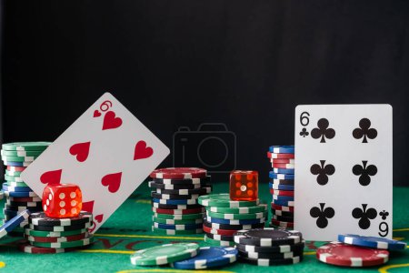Foto de Juegos de azar casino en línea Internet concepto de apuestas pantalla verde. smartphone con fichas de poker, dados. Jackpot, fichas de casino. Foto de alta calidad - Imagen libre de derechos