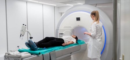 Patientin, die sich im Krankenhaus einer Magnetresonanztomographie unterzieht. Medizinische Geräte und Gesundheitsversorgung.