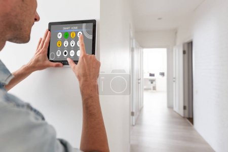 Ein Tablet mit Smart-Home-Bildschirm. Hochwertiges Foto