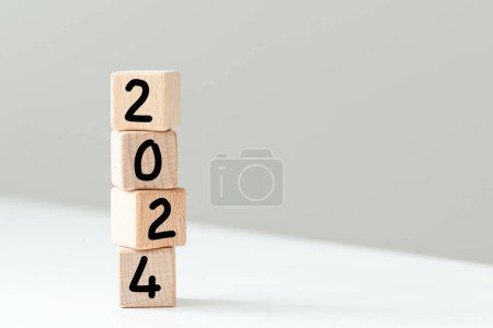 Téléchargez les photos : Nouvelle année 2024 concept. idée d'entreprise sur planche en bois. Photo de haute qualité - en image libre de droit