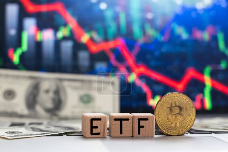 Téléchargez les photos : Bitcoin ETF Concept, ETF crypto-monnaie. Photo de haute qualité - en image libre de droit
