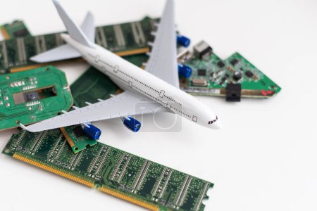 Foto de Chips de computadora y un avión de juguete. Foto de alta calidad - Imagen libre de derechos