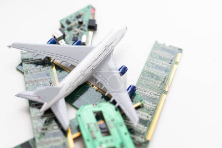 Foto de Concepto: sustitución de pasaportes en papel por chips electrónicos para viajeros aéreos. Foto de alta calidad - Imagen libre de derechos
