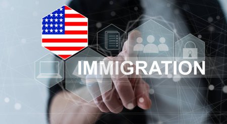 Téléchargez les photos : Concept d'immigration aux États-Unis avec bouton virtuel appuyant sur. - en image libre de droit