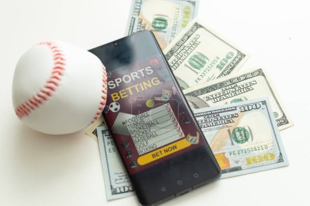 Foto de Pelota de béisbol en una pila de dinero aislado sobre fondo blanco. ilustración 3d - Imagen libre de derechos