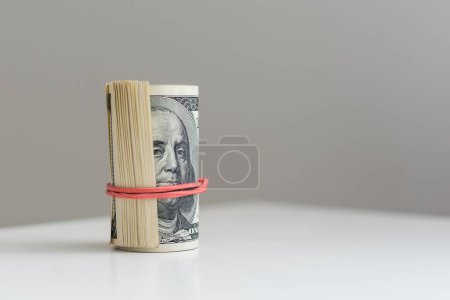 Téléchargez les photos : Un gros plan vertical d'un rouleau d'argent sur fond gris clair. Photo de haute qualité - en image libre de droit