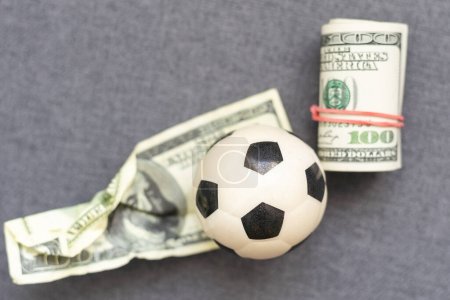 Foto de Pelota de fútbol y dinero con espacio para su tipo.. Foto de alta calidad - Imagen libre de derechos
