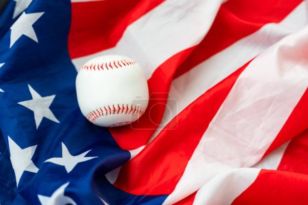 Téléchargez les photos : Baseball couché sur le drapeau US, super fond. Photo de haute qualité - en image libre de droit