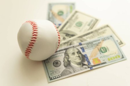 Foto de Béisbol con dinero. Huelga de Grandes Ligas, bloqueo y concepto de apuestas deportivas. Foto de alta calidad - Imagen libre de derechos
