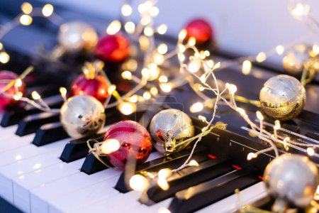 Klavier mit wunderschönem Weihnachtsdekor, Nahaufnahme.