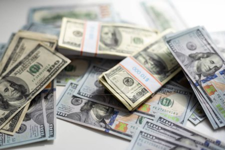Foto de Gran pila de dinero estadounidense acostado en primer plano de orden aleatorio. Foto de alta calidad - Imagen libre de derechos