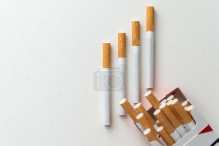 Foto de Tabla con cigarrillos aislados sobre fondo blanco. Foto de alta calidad - Imagen libre de derechos