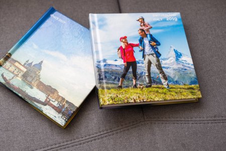 Ouvrir les pages de l'album photobook couple amoureux sur fond de bois. Photo de haute qualité