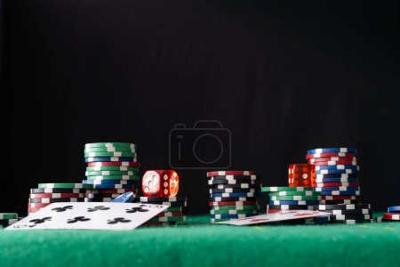 Téléchargez les photos : Gros plan sur les jetons de poker et les dollars sur une table de poker verte.Concept de poker. concept gagnant. Photo de haute qualité - en image libre de droit