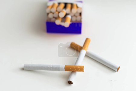 Foto de Cigarrillo sobre fondo blanco, estilo de vida poco saludable, nicotina tóxica. Foto de alta calidad - Imagen libre de derechos
