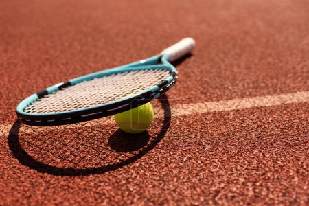 Tennis spielen. Nahaufnahme von Tennisschläger und Tennisball, die auf dem Platz liegen. Hochwertiges Foto