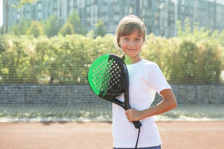 Téléchargez les photos : Petite fille jouant au paddle tennis. Photo de haute qualité - en image libre de droit