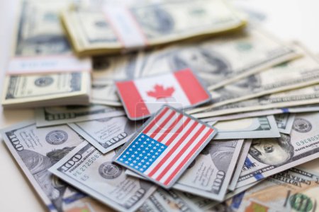 Téléchargez les photos : Nous et le drapeau canadien sur un fond de dollars US. Photo de haute qualité - en image libre de droit