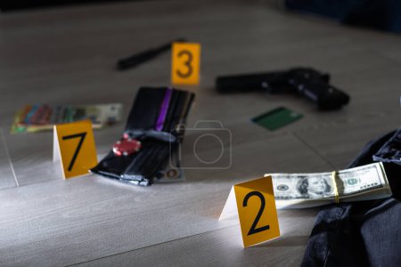 Foto de Imagen de alto contraste de una escena del crimen con arma y marcadores en el suelo. Foto de alta calidad - Imagen libre de derechos