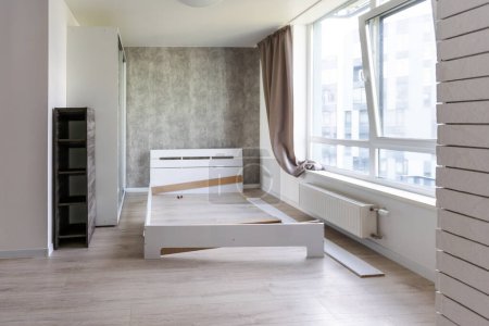 Téléchargez les photos : Assemblage lit en bois dans la chambre. - en image libre de droit