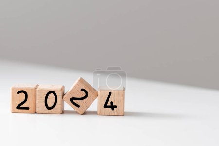 Holzwürfel 2024 auf weißem Hintergrund, Frohes neues Jahr Konzept und glückliche Idee. Hochwertiges Foto