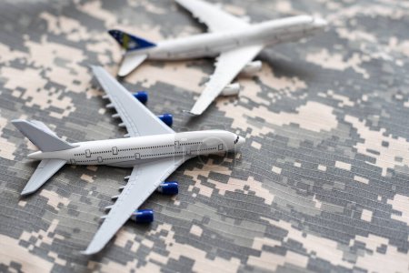 Téléchargez les photos : Service technique militaire, Concept de la Force aérienne. uniforme tenant un avion jouet. uniforme de camouflage vert - en image libre de droit