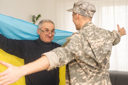 Foto de Anciano padre e hijo bandera militar de Ucrania. - Imagen libre de derechos