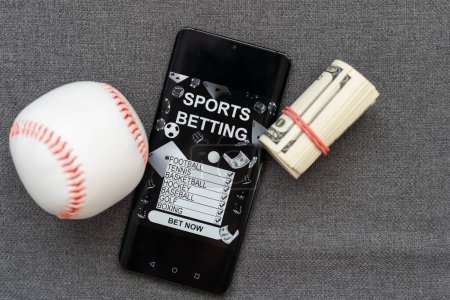 Foto de Smartphone, dinero y pelota de rugby sobre fondo claro. Concepto de apuesta deportiva. Foto de alta calidad - Imagen libre de derechos