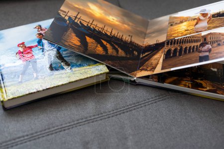 Foto de Dos de los álbumes de fotos está decorado en un hermoso libro de fotos. Presentado sobre un fondo blanco. Foto de alta calidad - Imagen libre de derechos